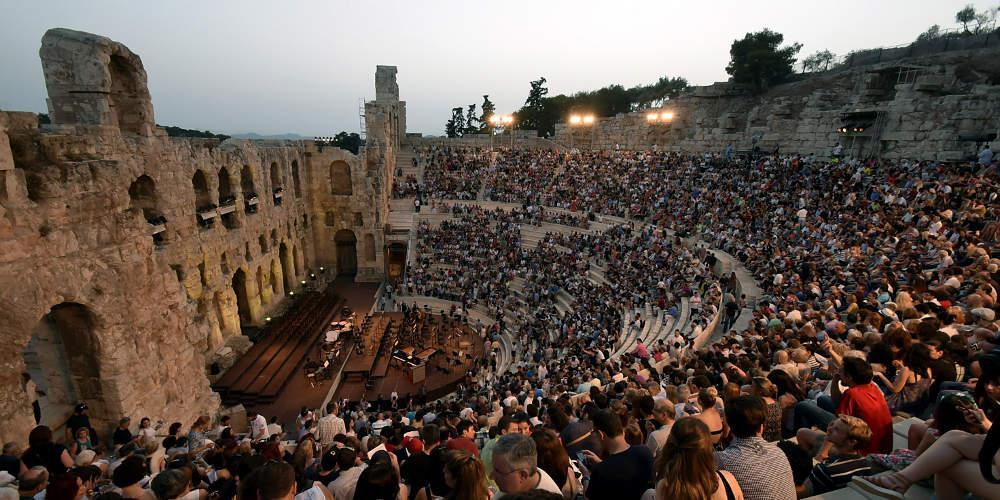 Ο Αντώνης Τσάβαλος σκηνοθετεί ένα μουσικοθεατρικό ταξίδι αντάξιο… πέντε ηπείρων
