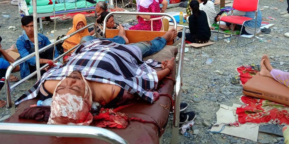 Σε ομαδικούς τάφους ετοιμάζεται να θάψει τους 832 νεκρούς η Ινδονησία