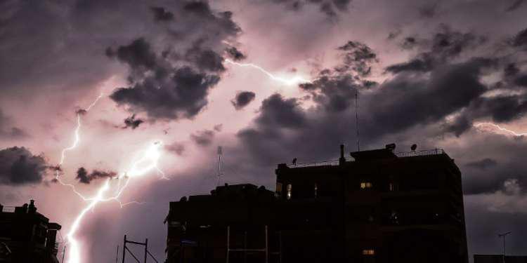 Καιρός: Ισχυρές καταιγίδες και πτώση της θερμοκρασίας σήμερα Τρίτη - Πού θα χιονίσει