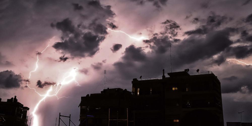 Καιρός: Ισχυρές καταιγίδες και πτώση της θερμοκρασίας σήμερα Τρίτη - Πού θα χιονίσει