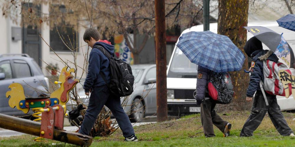 Πρόγνωση καιρού: Δεν λέει να φύγει ο χειμώνας - Βροχές και καταιγίδες και την Τρίτη