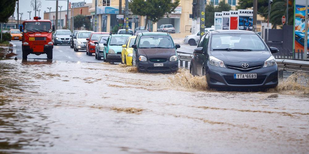 Σαρώνει η κακοκαιρία: Προβλήματα σε δρόμους και δρομολόγια πλοίων, κλειστά σχολεία και αποκλεισμοί [βίντεο]