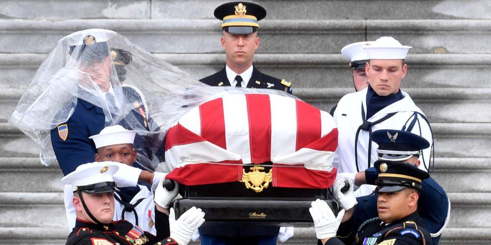 Πλήθος κόσμου «αποχαιρέτισε» τον Μακέιν – Αιχμές για Τραμπ