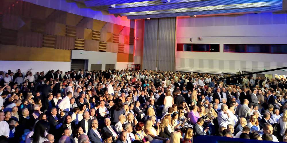 Πρωτοφανής προσέλευση στο Βελλίδειο εν αναμονή της ομιλίας του Κυριάκου Μητσοτάκη [εικόνες-βίντεο]