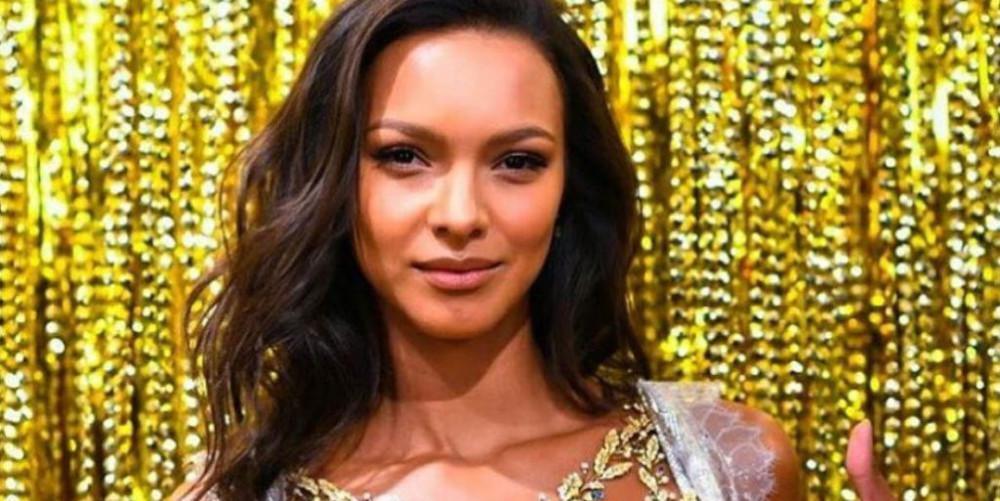 Η Λάις Ριμπέιρο φοράει μόνο ένα μπικίνι-κορδόνι στην παραλία [εικόνα]