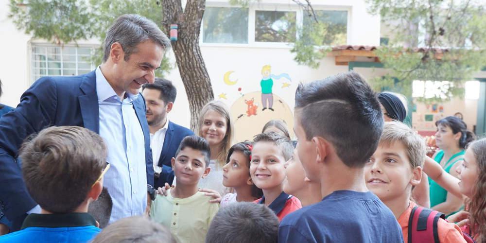 Μητσοτάκης σε αγιασμό σχολείου στη Ραφήνα: Καλή και παραγωγική χρονιά