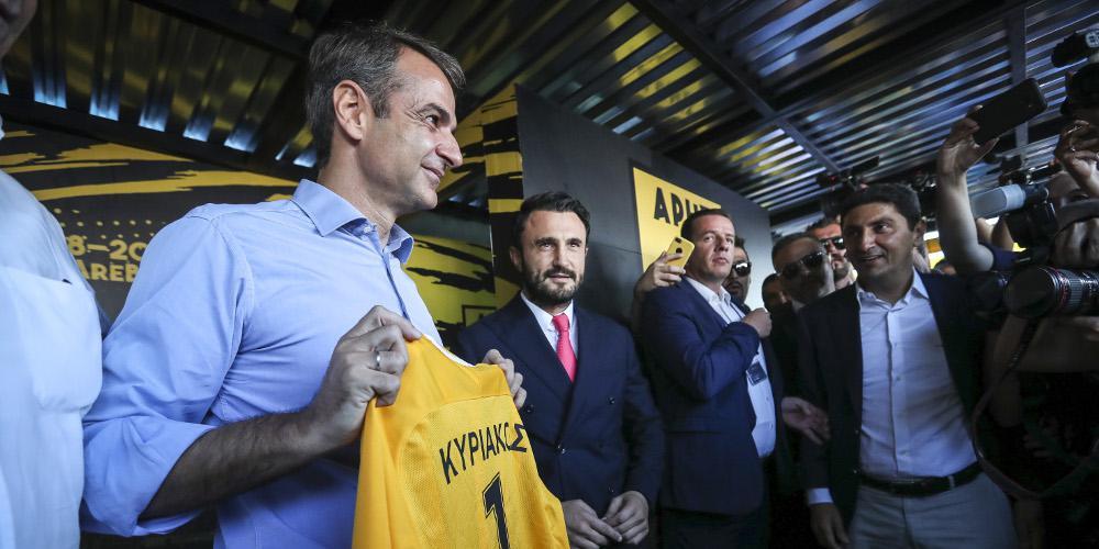 «Πρόεδρε είσαι το νούμερο 1»: Επίσκεψη Μητσοτάκη στο περίπτερο του Άρη στη ΔΕΘ [εικόνες]