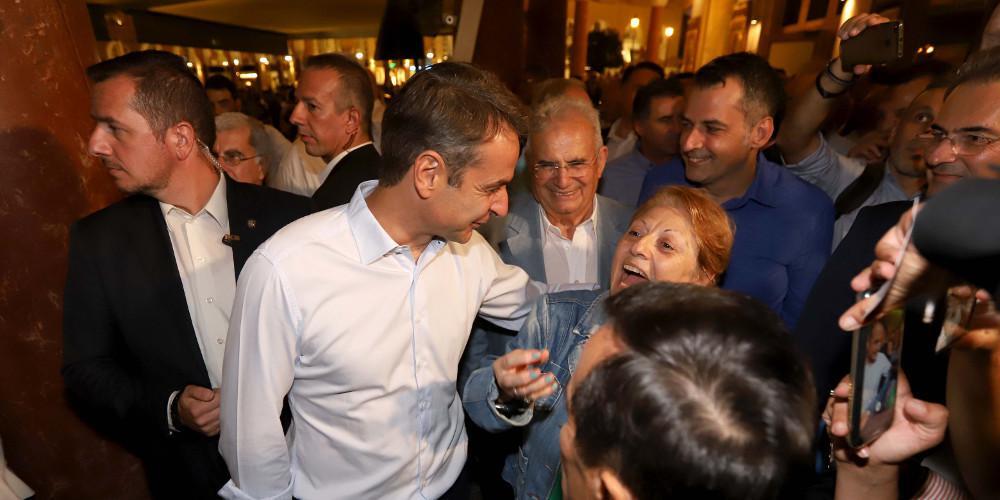 Βόλτα του Κυριάκου Μητσοτάκη στο κέντρο της Θεσσαλονίκης [βίντεο]