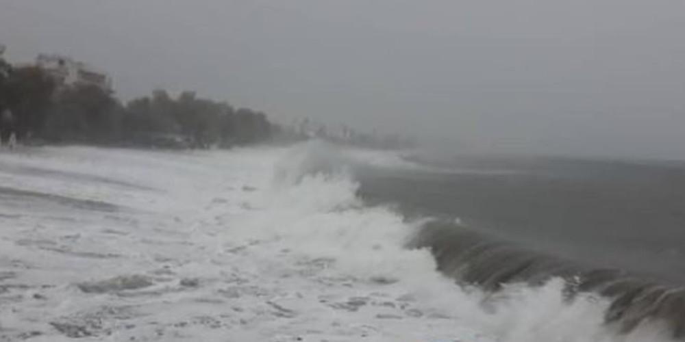 Συναγερμός στον Ατλαντικό: Ρυμουλκό κινδυνεύει από κυκλώνα
