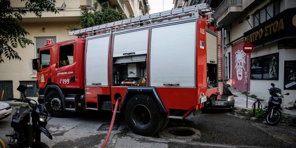 Απεγκλώβισαν ηλικιωμένη από το φλεγόμενο διαμέρισμα στου Ζωγράφου- Υπό έλεγχο η πυρκαγιά [εικόνες]