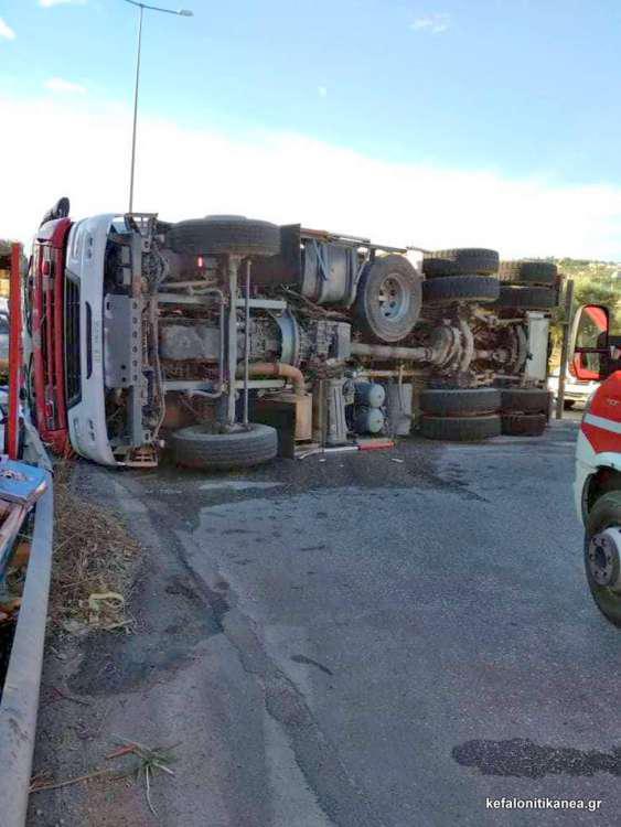 Δύο τραυματίες από ανατροπή πυροσβεστικού οχήματος στην Κεφαλονιά [εικόνα]