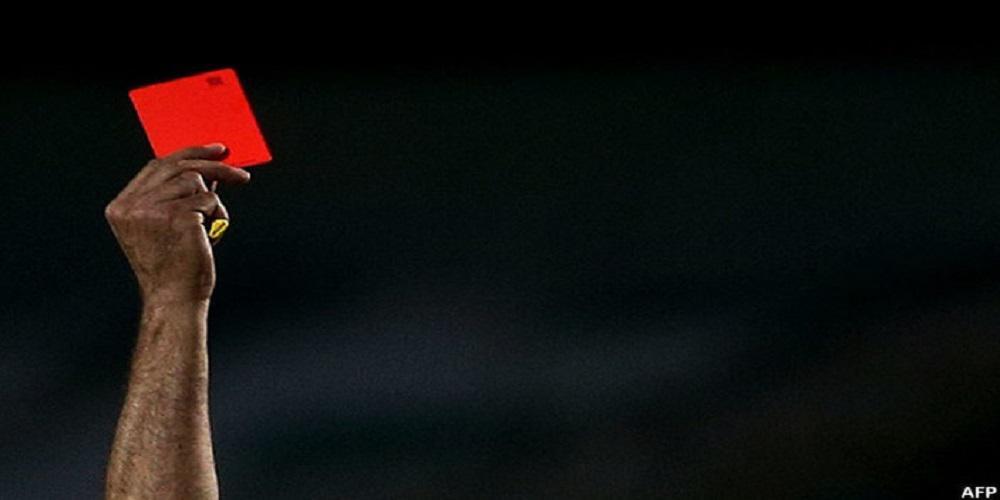 Απίστευτη αντίδραση: Κουτούλησε και κλότσησε διαιτητή στο κεφάλι! [βίντεο]