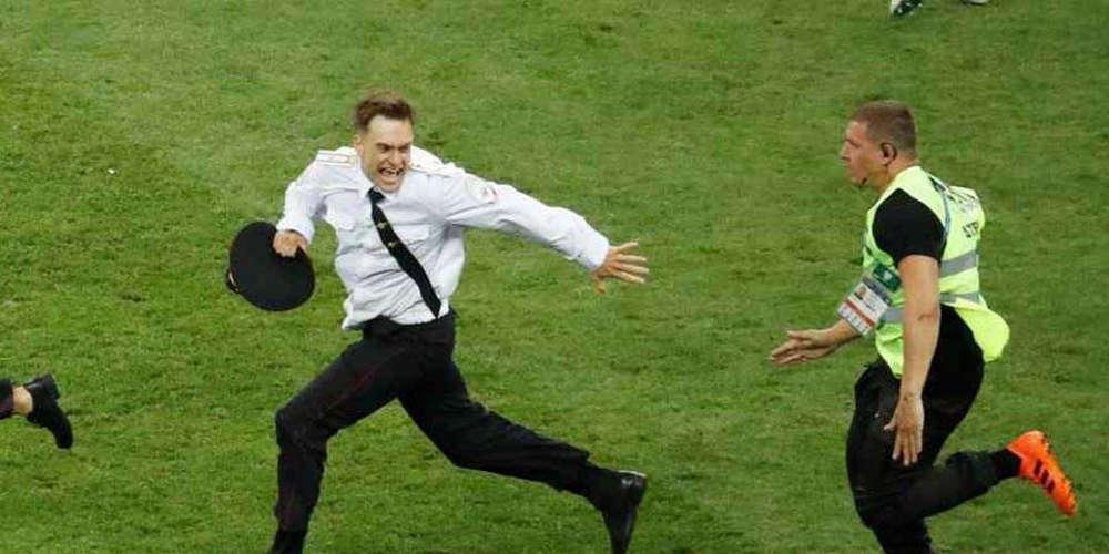 Πιθανόν να δηλητηριάστηκε ο ακτιβιστής των Pussy Riots - Νοσηλεύεται εκτός κινδύνου