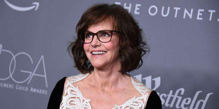 Αποκάλυψη-σοκ από την διάσημη ηθοποιό Σάλι Φλιντ: Την κακοποιούσε σεξουαλικά ο πατριός της