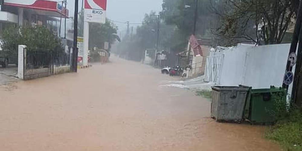 «Βουλιάζουν» οι Βόρειες Σποράδες από τον «Ζορμπά» - Πλημμύρισαν οι δρόμοι στη Σκιάθο [εικόνες & βίντεο]