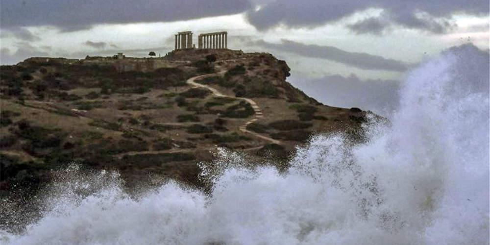 Εντυπωσιακές εικόνες από το Σούνιο: Ο Ποσειδώνας επισκέφτηκε το ναό του!