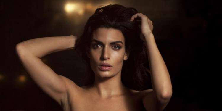 Η Τόνια Σωτηροπούλου μόνο με τα εσώρουχα σε μια καυτή πόζα [εικόνα]