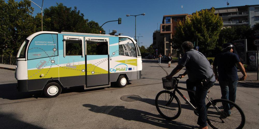 Μετά το λεωφορείο «χωρίς οδηγό», τα Τρίκαλα υποδέχονται ηλεκτρικά τρίκυκλα και τετράκυκλα