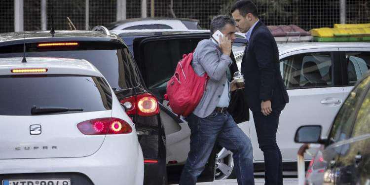 Οι παροχές της κυβέρνησης μπλοκάρουν την έξοδο στις αγορές