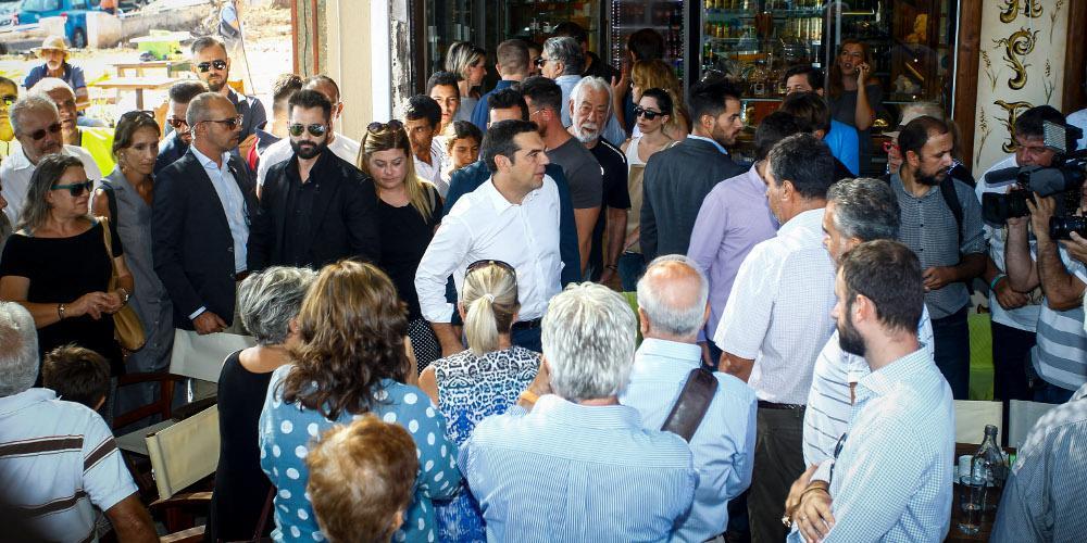 Με χειροκροτήματα και αποδοκιμασίες υποδέχτηκαν τον Αλέξη Τσίπρα στο Μάτι [εικόνες]