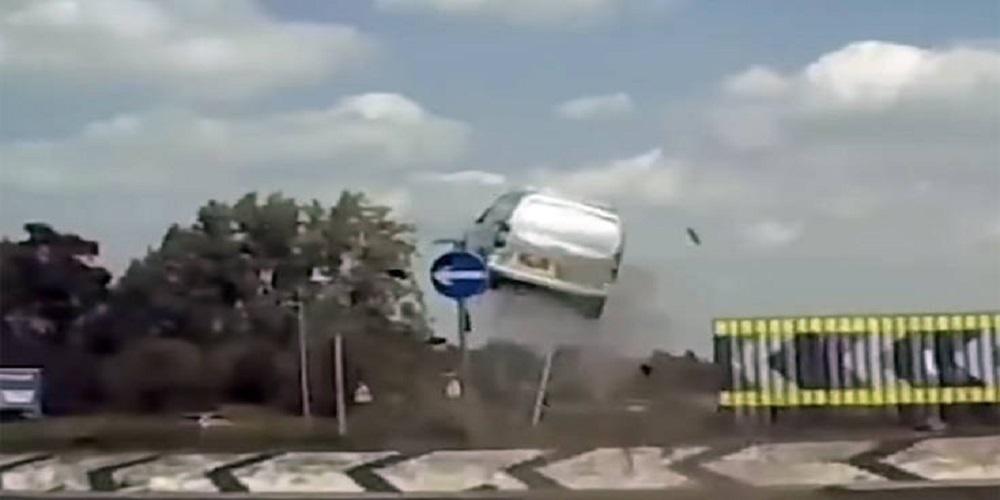 Το βίντεο της ημέρας: Πώς ένα βανάκι έγινε... ιπτάμενο!