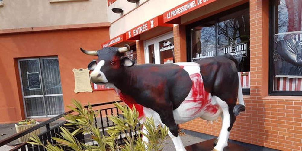 Απίστευτο: Κρεοπώλες προσλαμβάνουν σεκιούριτι υπό τον φόβο των βίγκαν!