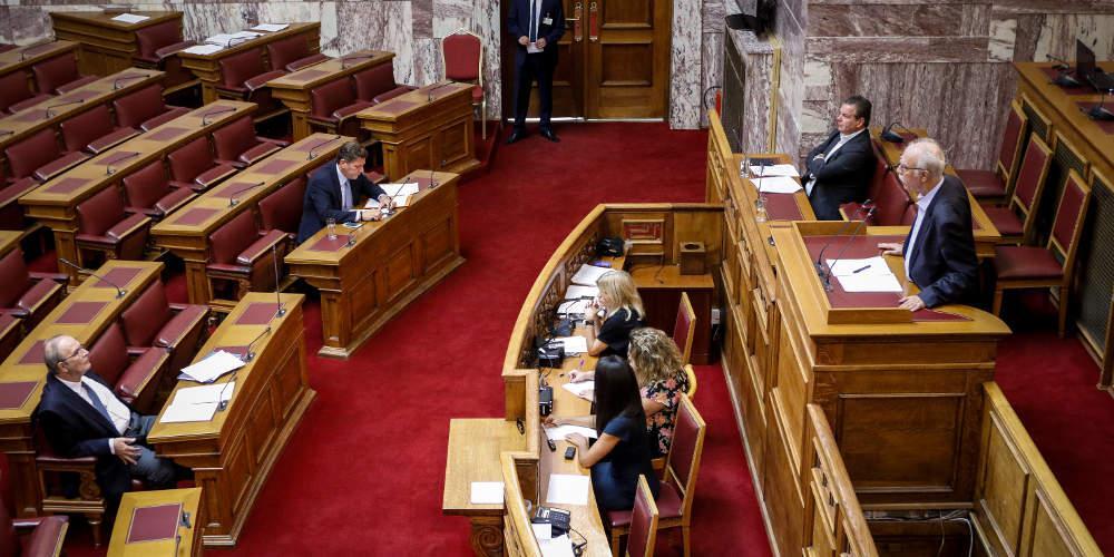 Άγρια κόντρα Βίτσα-Βαρβιτσιώτη στη Βουλή για μεταναστευτικό και Μόρια