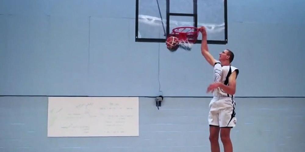 Ο υψηλότερος μπασκετμπολίστας του πλανήτη [βίντεο]