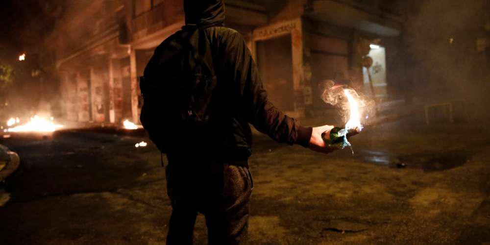 Επίθεση με βόμβες μολότοφ στο κτίριο της Τροχαίας Πειραιά – Δυο προσαγωγές