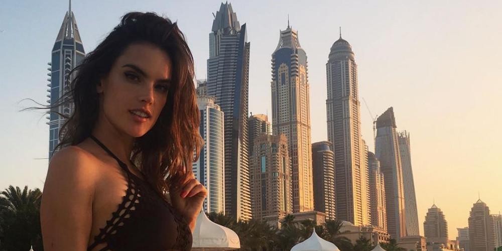 Η Αλεσάντρα Αμπρόζιο ποζάρει σε παραλία με στρινγκ μαγιό [εικόνες]