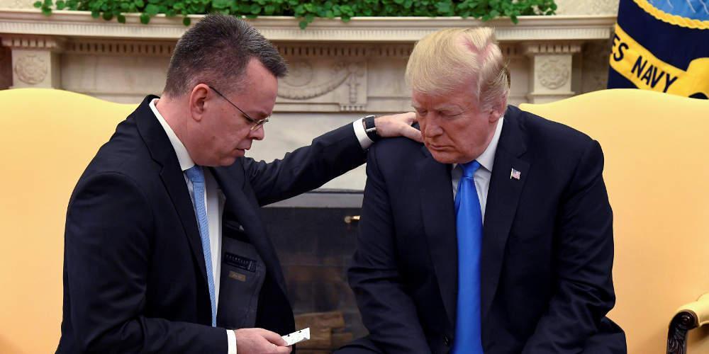 Στον Λευκό Οίκο ο πάστορας Μπράνσον – Έπιασε από τον ώμο τον Τραμπ και προσευχήθηκε γι’ αυτόν