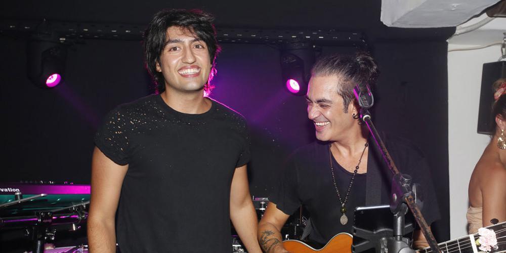 Ο Δημήτρης Σχοινάς τραγουδάει με τους γονείς του στην Αμερική