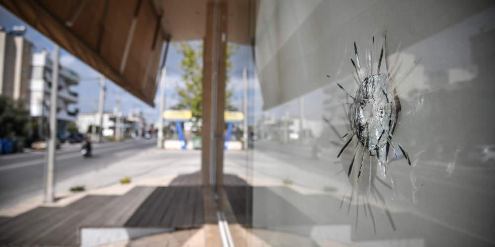 Άγρια συμπλοκή Ελλήνων με Αλβανούς στο Γέρακα – Στο νοσοκομείο με σφαίρα στο λαιμό ο ένας [εικόνες]