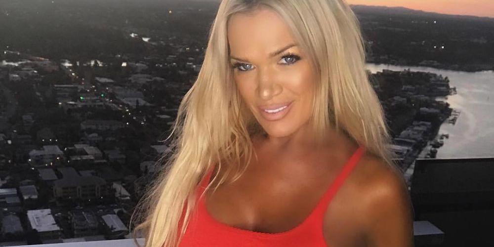 Τζίνα Στιούαρτ: Η πιο σέξι γιαγιά του κόσμου έχει τόπλες ημερολόγιο