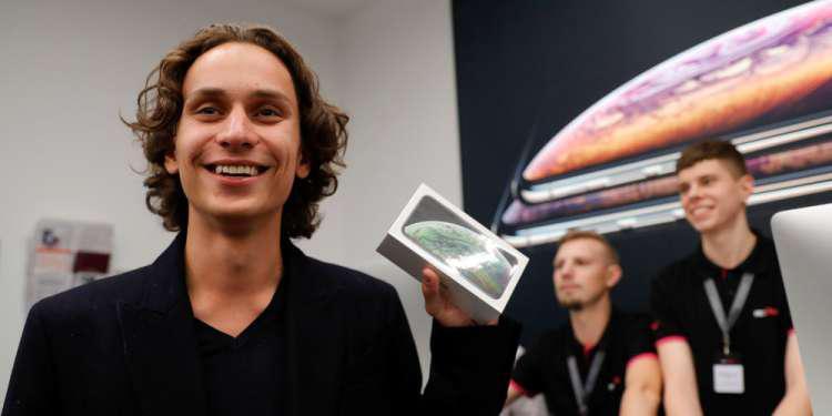 Πόσες ημέρες χρειάζεται να δουλέψουμε για να πάρουμε το καινούργιο iPhone XS