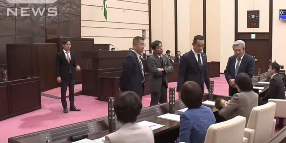 Απίστευτο: Πέταξαν έξω από δημοτικό συμβούλιο πολιτικό επειδή μασούσε τσίχλα