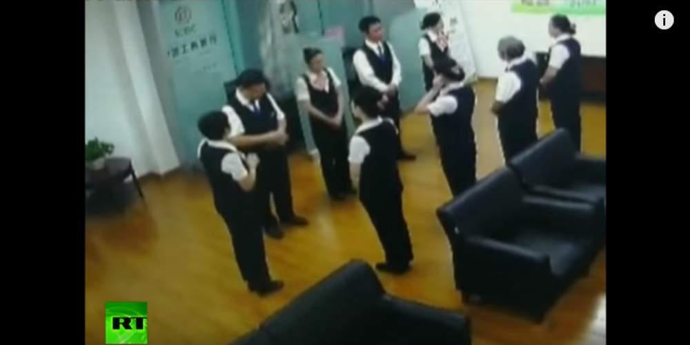 Τρόμος σε τράπεζα: Πύθωνας έπεσε από το ταβάνι σκορπώντας πανικό στους υπαλλήλους