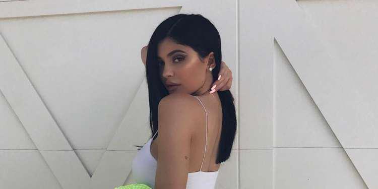 Η Κάιλι Τζένερ με μίνι κι ανοιχτό πουκάμισο προκαλεί τη φαντασία [εικόνες]