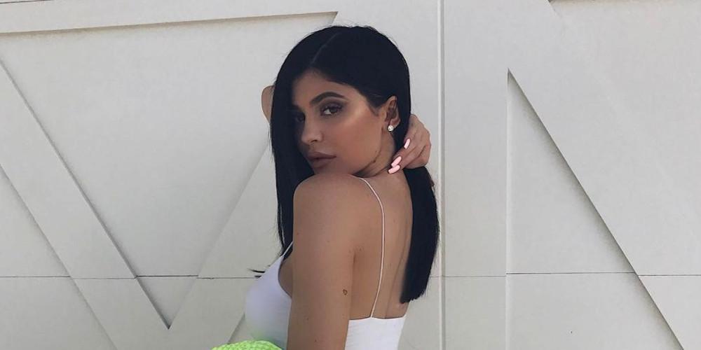 Η Κάιλι Τζένερ με μίνι κι ανοιχτό πουκάμισο προκαλεί τη φαντασία [εικόνες]