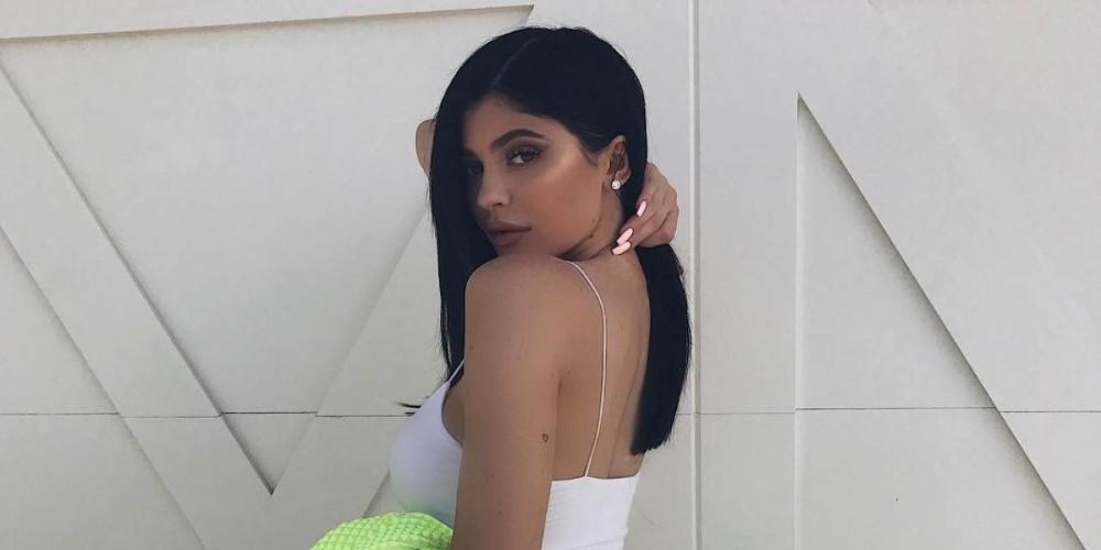 Η Κάιλι Τζένερ ποζάρει στο μπαλκόνι και δείχνει τις καμπύλες της