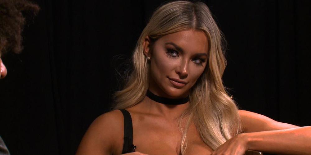 Το ντεκολτέ της Λίντσεϊ Πέλας είναι χαοτικά ατελείωτο [εικόνες]