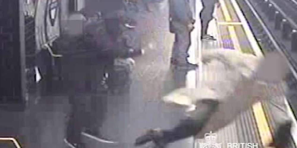 Βίντεο-σοκ: Σχιζοφρενής σπρώχνει ηλικιωμένο στις γραμμές του μετρό