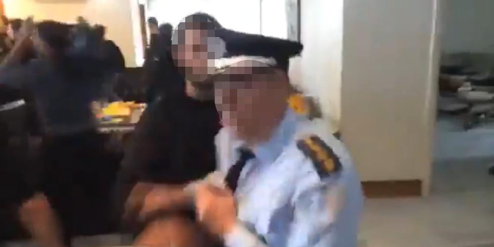 Απίστευτο βίντεο: Μαθητής βρίζει και «πετάει» έξω υψηλόβαθμο αστυνομικό από του υπ. Παιδείας