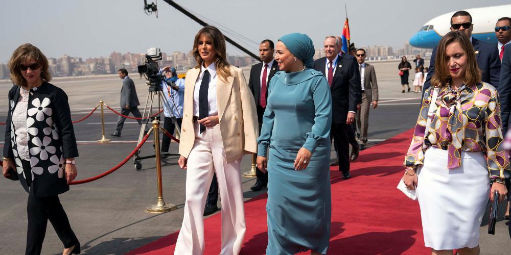 «Θαμπώθηκε» από τη Μελάνια Τραμπ ο πρόεδρος της Αιγύπτου: Δεν έπαιρνε τα μάτια του από πάνω της