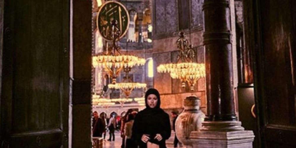 Εμετικό: Μοντέλο του playboy δείχνει τα γεννητικά της όργανα μέσα στην Αγία Σοφία