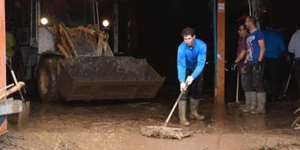 Ο Ράφα Ναδάλ άφησε την ρακέτα και έπιασε την σκούπα για τους πλημμυροπαθείς στη Μαγιόρκα [βίντεο]