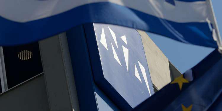 Η ΝΔ διέγραψε δημοτικό σύμβουλο στη Στυλίδα που πόζαρε με τη σημαία της χούντας