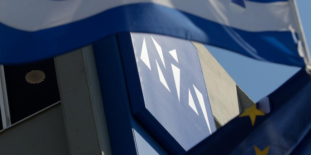 Η ΝΔ διέγραψε δημοτικό σύμβουλο στη Στυλίδα που πόζαρε με τη σημαία της χούντας