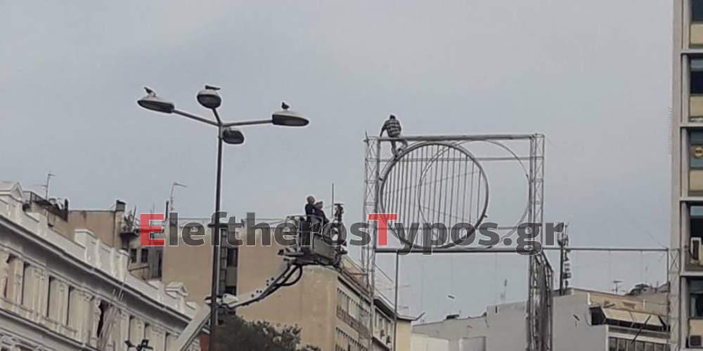 Ο απίστευτος λόγος του άνδρα που απειλούσε να αυτοκτονήσει στην Ομόνοια [εικόνες & βίντεο]