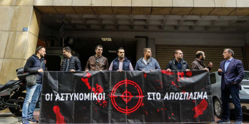 Στο ΑΤ Ομόνοιας ο Κυριάκος Μητσοτάκης - Παράσταση διαμαρτυρίας από τους αστυνομικούς